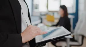 Conseiller bancaire échangeant avec un client dans un bureau