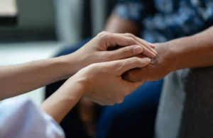 Postière accompagnant un proche – droits des aidants à La Poste
